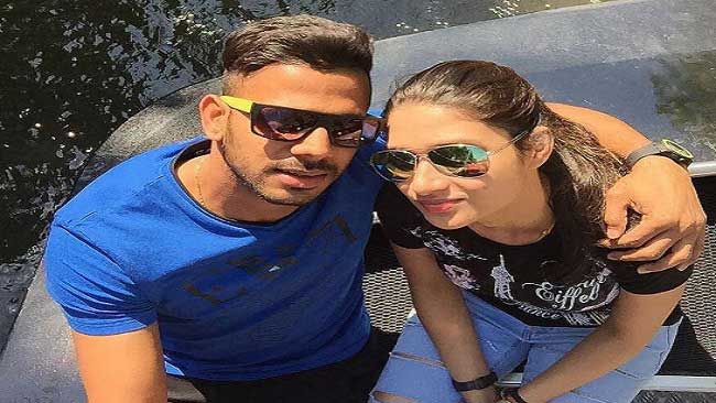 Hd Image for Cricket Manoj Tiwary and his wife in Hindi