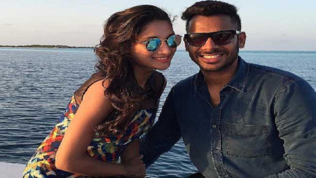 Hd Image for Cricket Manoj Tiwary with his wife Sushmita Roy after marriage in Hindi