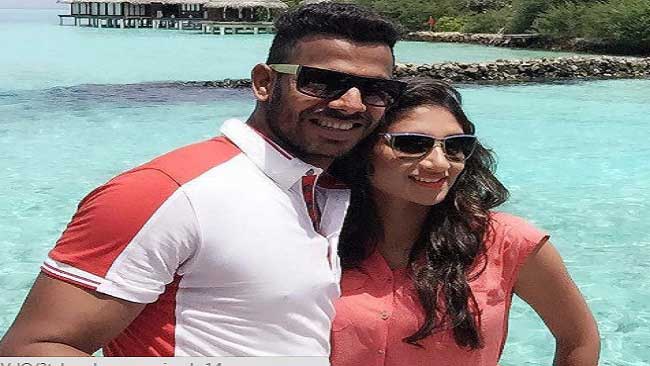 Hd Image for Cricket Manoj Tiwary with his wife Sushmita Roy in Hindi