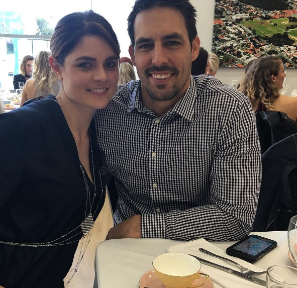 Hd Image for Cricket Mitchell Johnson with his Beautiful wife Jessica Bratich in Hindi