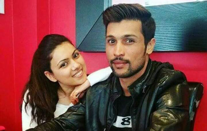 Hd Image for Cricket Mohammad Amir with his wife Narjis in Hindi