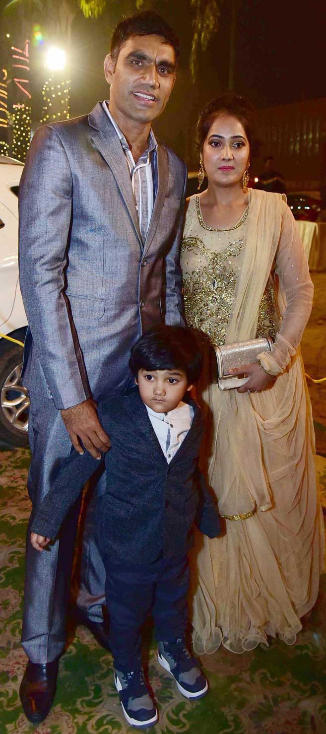 Hd Image for Cricket Munaf Patel Attends the Wedding With His Family in Hindi