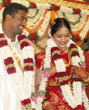 Muttiah Muralitharan and wife Madhimalar Ramamurthy Image