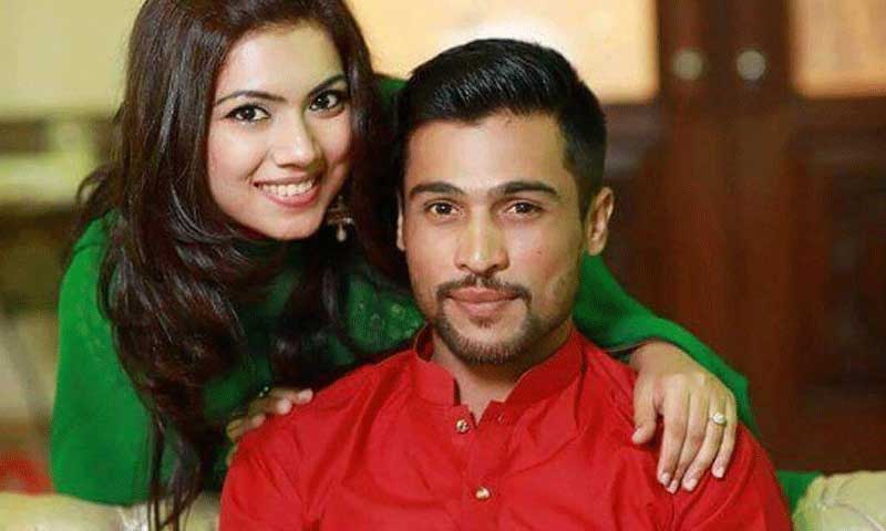 Hd Image for Cricket Pakistani Pacer Mohammad Amir and his wife Narjis in Hindi