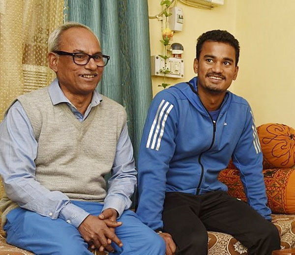 Hd Image for Cricket Pawan Negi with his father in Hindi