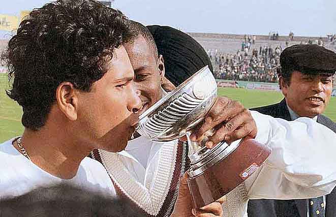 Hd Image for Cricket Sachin Tendulkar and Brian Lara in Hindi