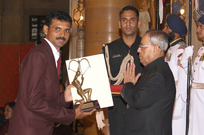 HD Image for cricket Saji Thomus receiving Arjuna Award  in Tamil