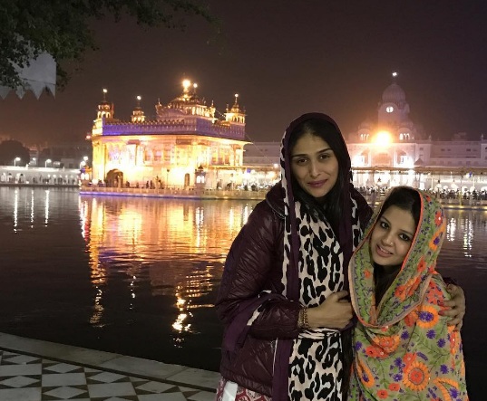 Hd Image for Cricket Sakshi Dhoni with her friend at Golden Temple in Hindi