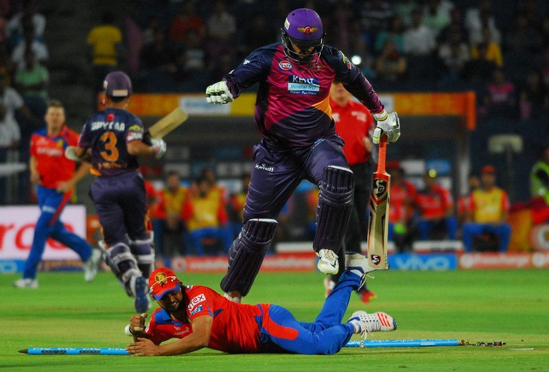 Saurabh Tiwary of Rising Pune Supergiants gets dismissed Image in Tamil