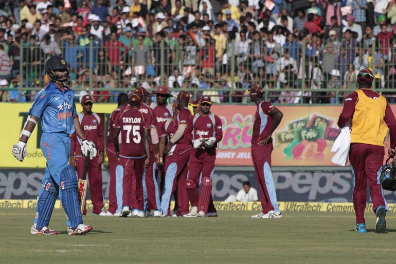 Indian Cricketer Shikhar Dhawan Walks Back at Dharmasala Stadium. in Tamil