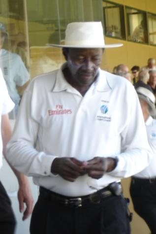 Steve Bucknor in Tamil