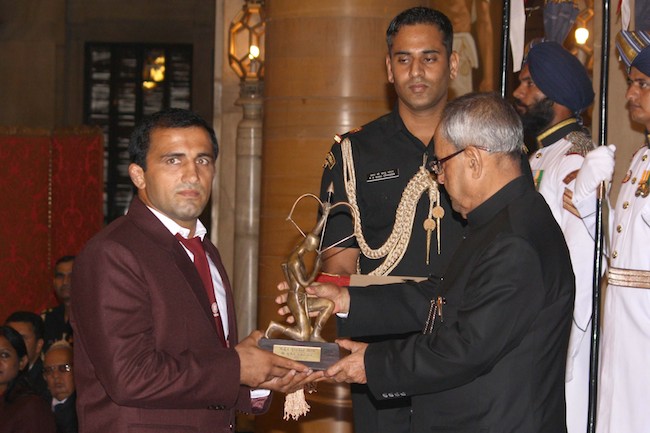 HD Image for cricket Sunil Kumar Rana receiving Arjuna Award  in Tamil