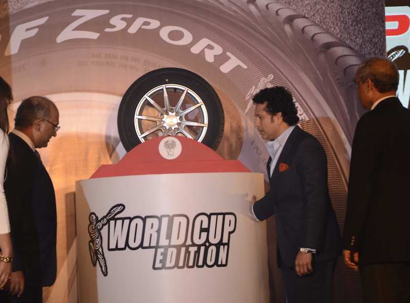 Sachin Tendulkar with CWC15 Trophy