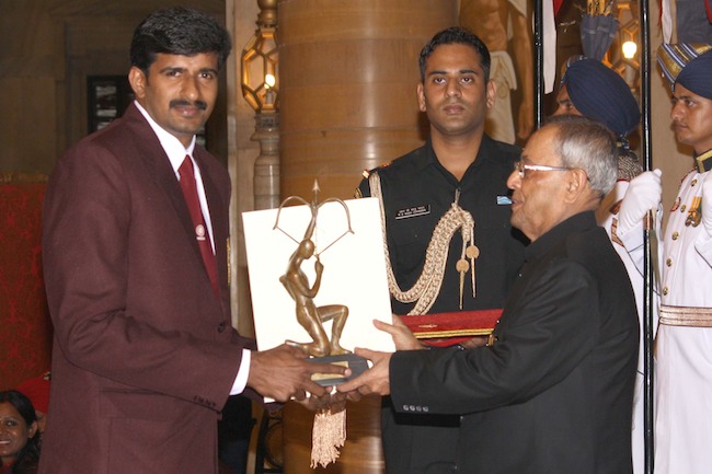 HD Image for cricket Tom Joseph receiving Arjuna Award 