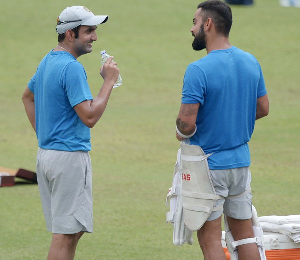 Hd Image for Cricket Virat Kohli and Gautam Gambhir interacting with each other in Hindi