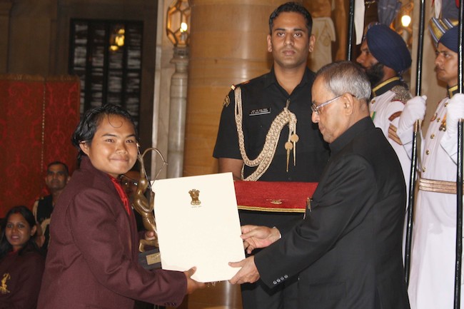 HD Image for cricket Yumanam Renu Bala Chanu receiving Arjuna Award  in Tamil