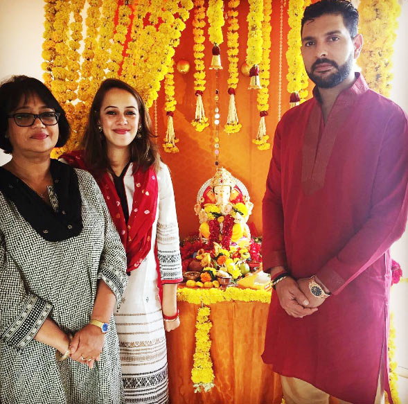 Hd Image for Cricket Yuvraj Singh, Hazel Keech and Mother in Law in Hindi