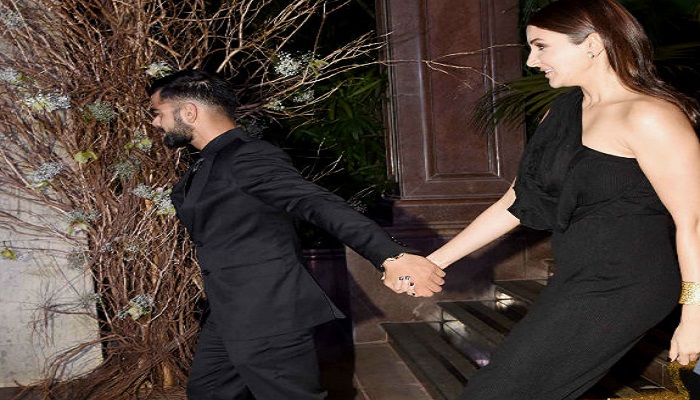 kohli hold hand of his love Anushka at Manisha malhotra birthday party Image