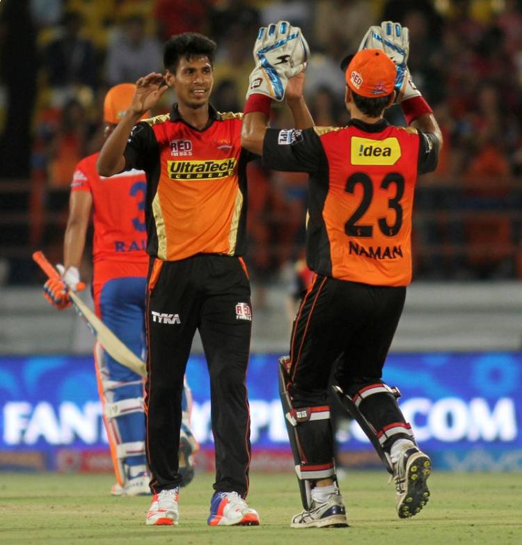Sunrisers Hyderabad players celebrate fall of a wicket 