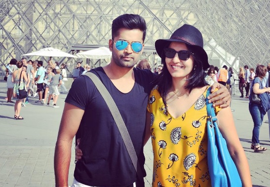 Hd Image for Cricket vinay kumar in paris with his wife richa kumar in Hindi