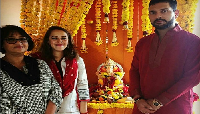 yuvraj singh and hejal keech with their ganpati Image